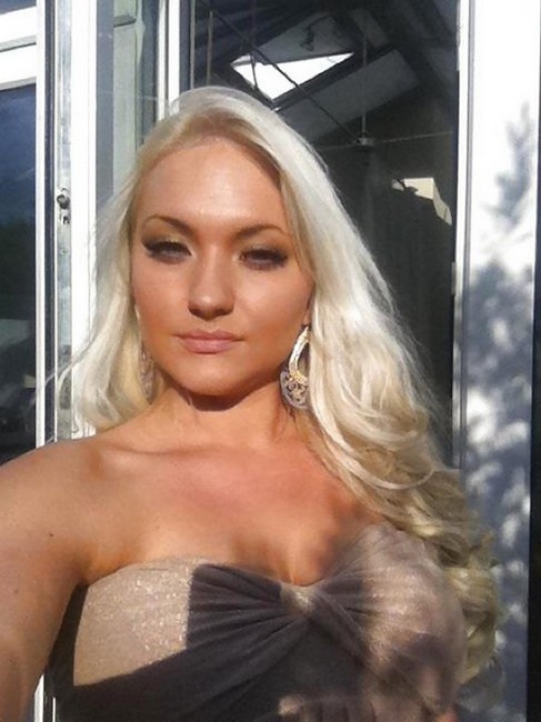Jeune femme aux jolies postérieures a envie d'un gars sur Mulhouse